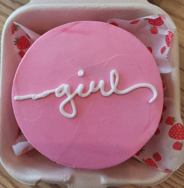 Custom-made gender reveal cake for a baby girl from Pipie Co.