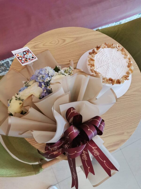 Bouquet of flowers with carrot cake by Pipie Co