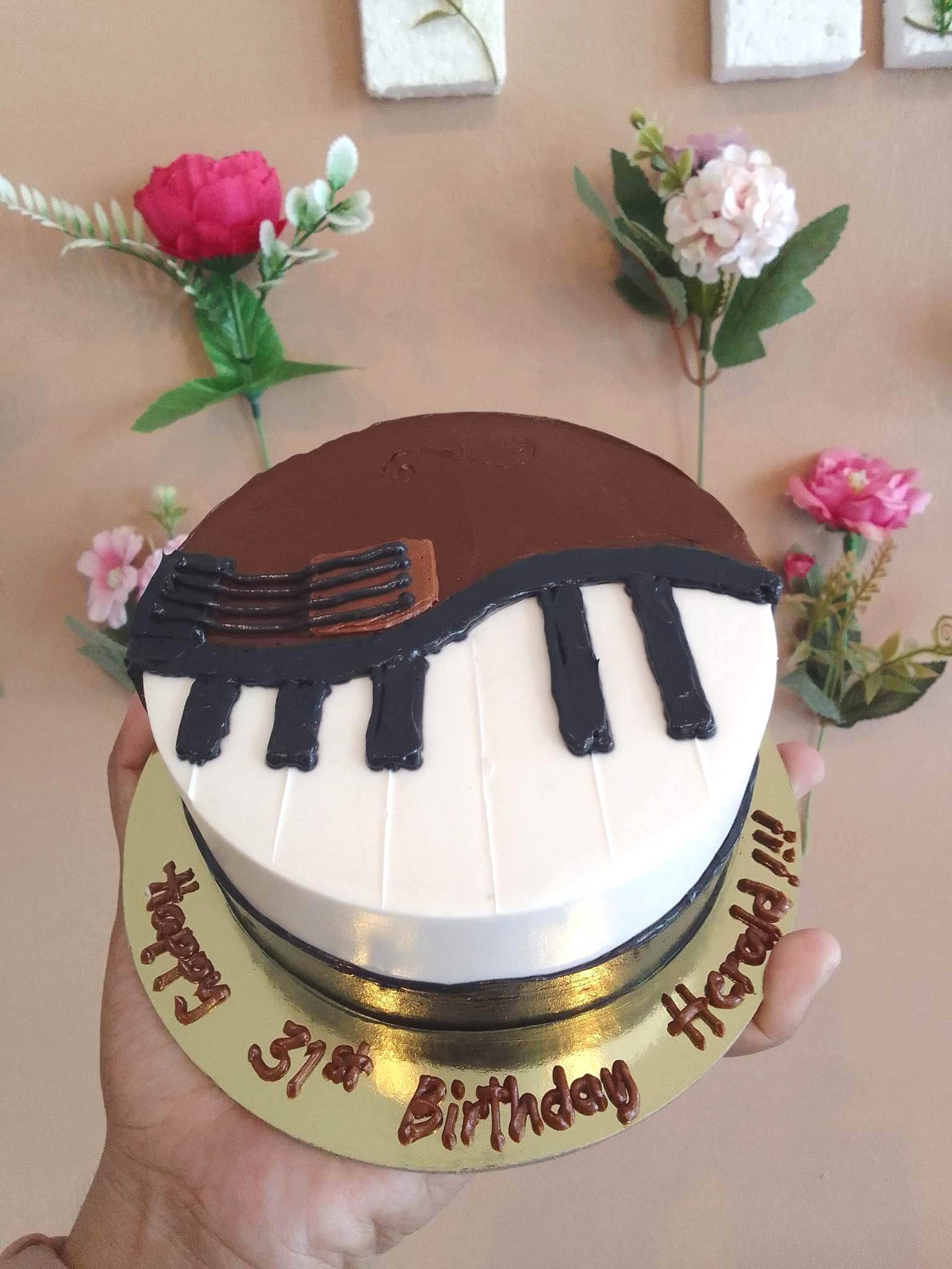 My attempt at a spiral piano cake! Top cake red velvet and cream cheese  frosting, spiral/bottom is coconut sponge with raspberry buttercream 🍰 :  r/Baking